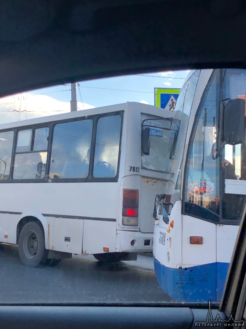 Троллейбус вошёл в маршрутку на Зины Портновой, за Ленинским проспектом