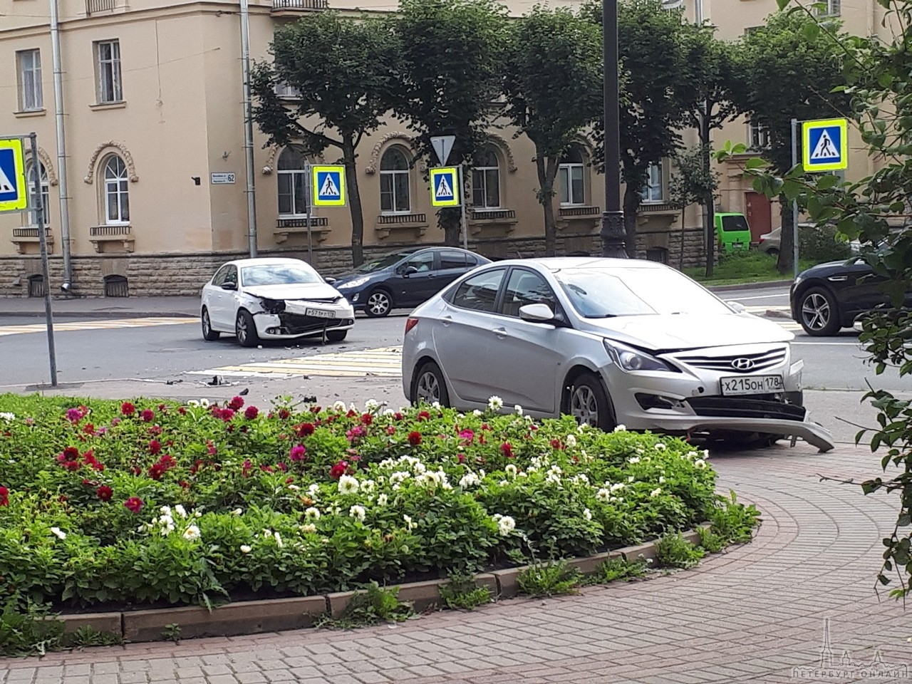 В Пушкине Volkswagen и Solaris не поделили перекрёсток....удар такой силы, что последний даже выле...
