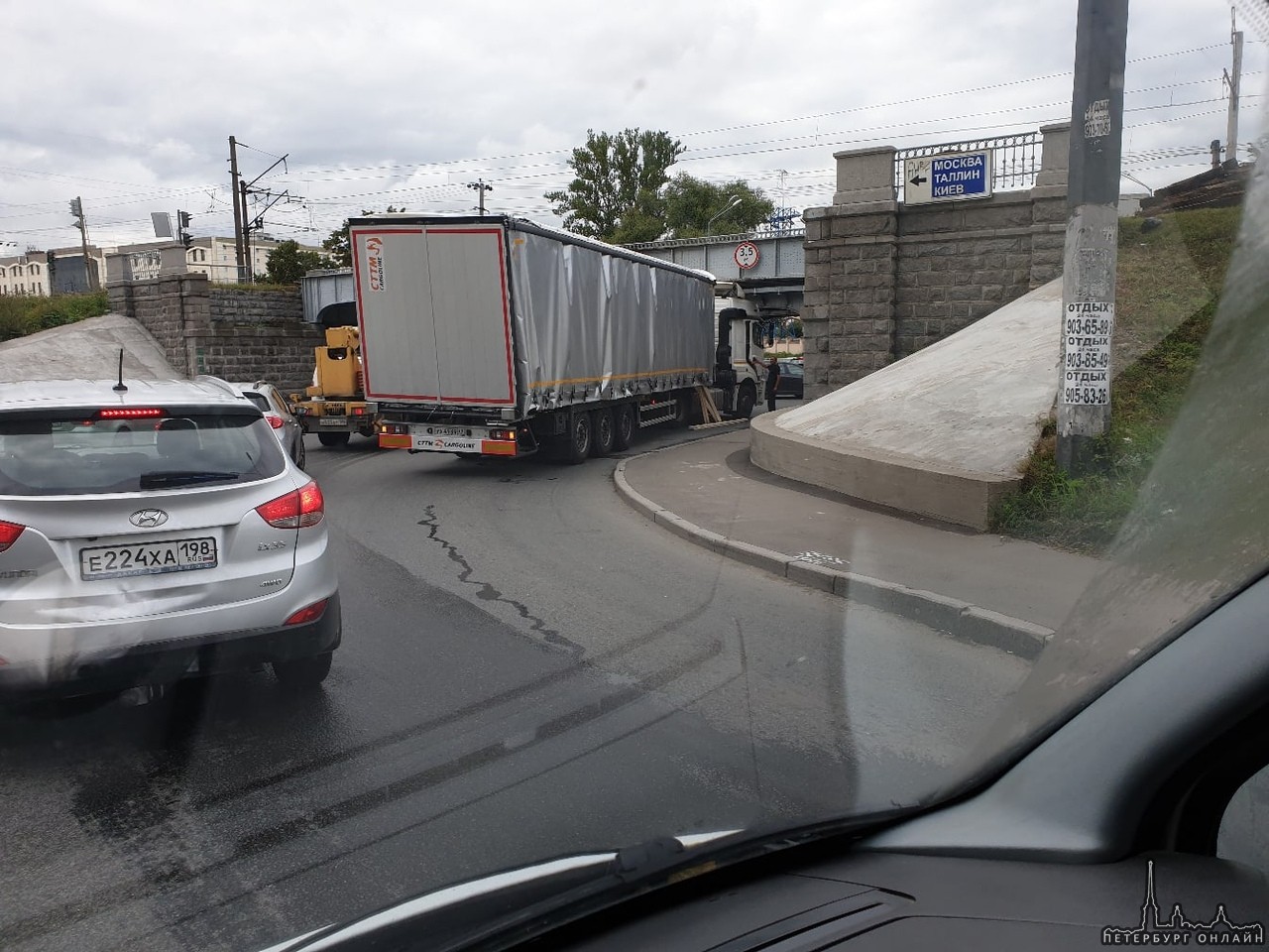 Под ЖК мостом на Боровой, водитель грузовика подумал, что управляет малолитражкой и не замечая знаки...
