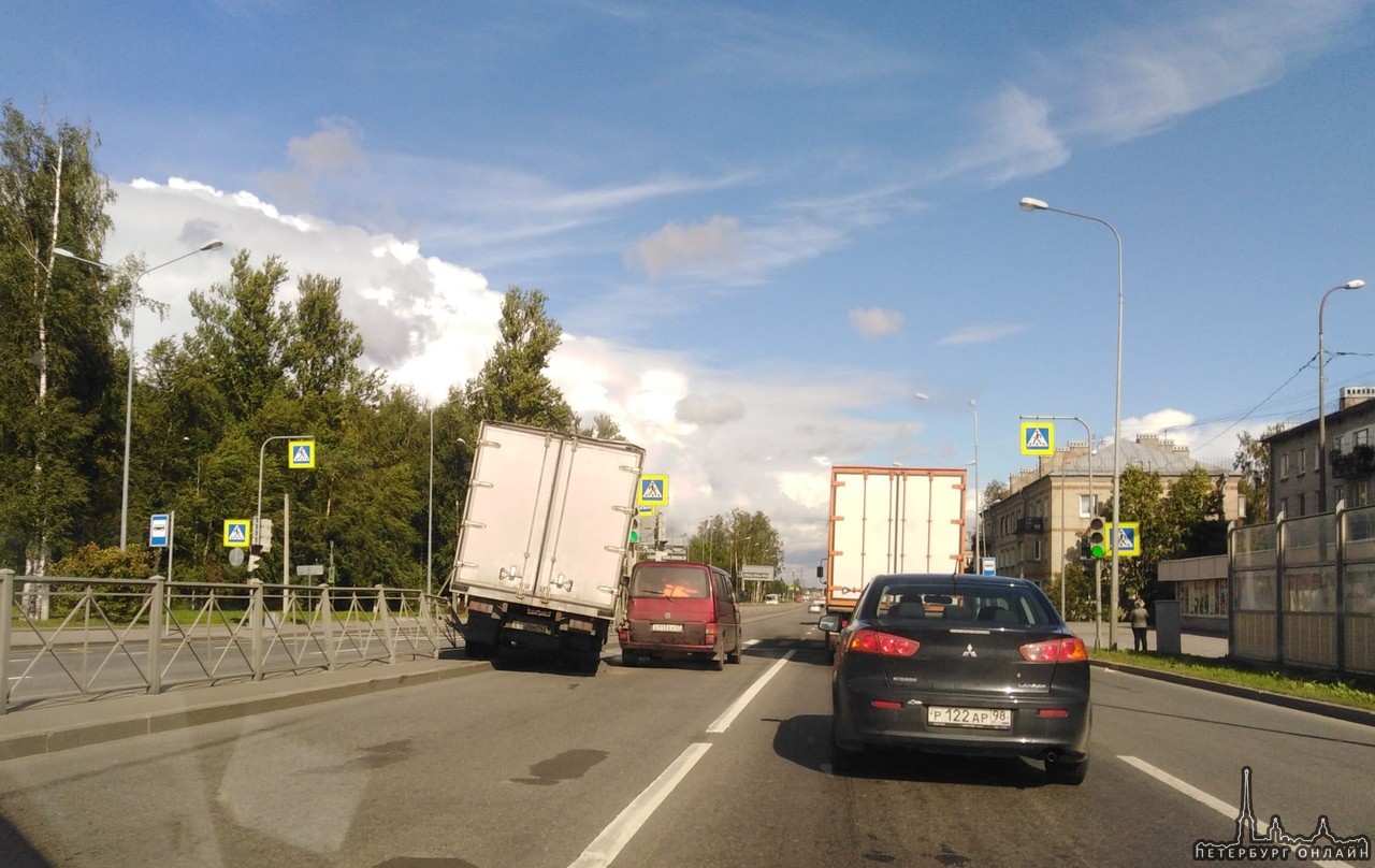 На Пискаревском, в сторону КАД, грузовичок не успел затормозить перед красным микроавтобусом и снес ...