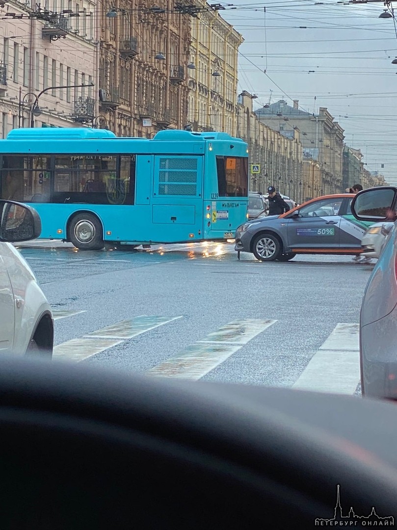 На перекрёстке Невского и Литейного испортили делимобиль об автобус
