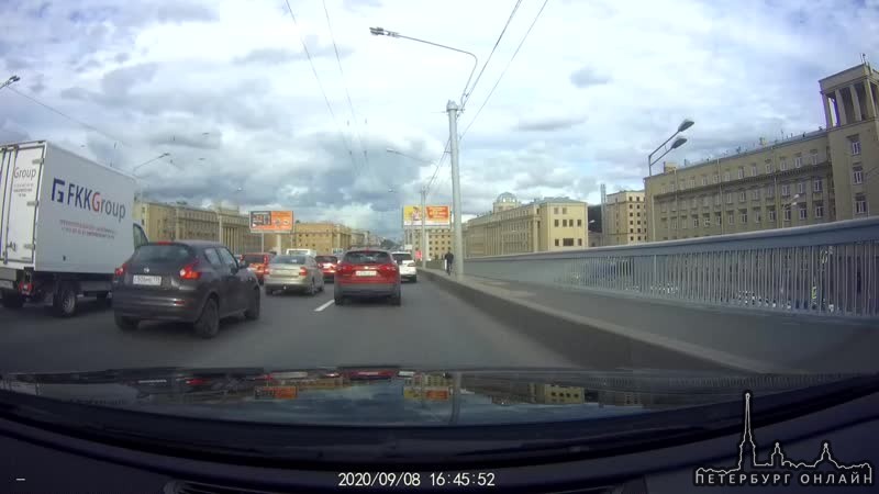 Вчера на мосту Александра Невского , БМВ поворачивая по правилам со второго ряда даже включил поворо...