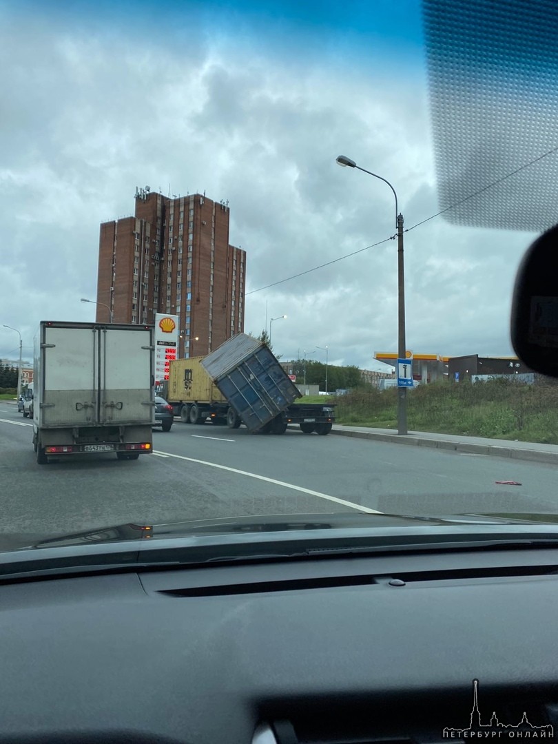На Глухоозёрском шоссе после ж/д моста контейнер попытался сбежать с прицепа-контейнеровоза!