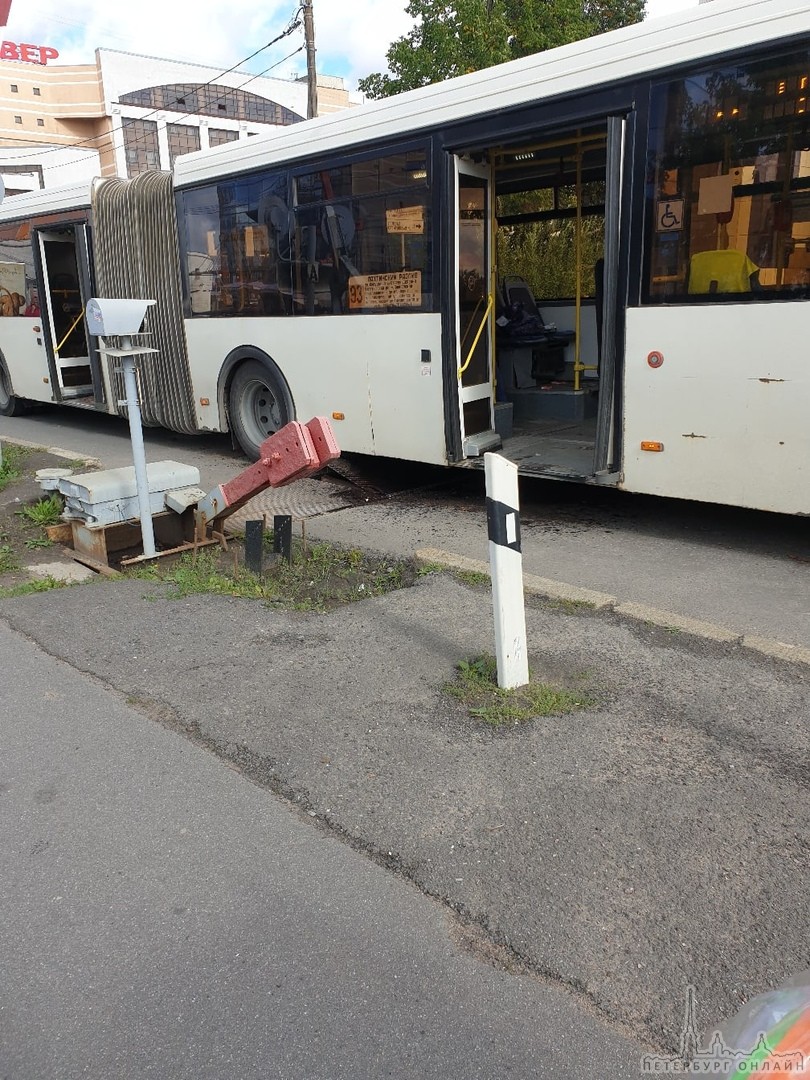 Автобус застрял на ж/д переезде Старая Деревня. Возможно будет пробка