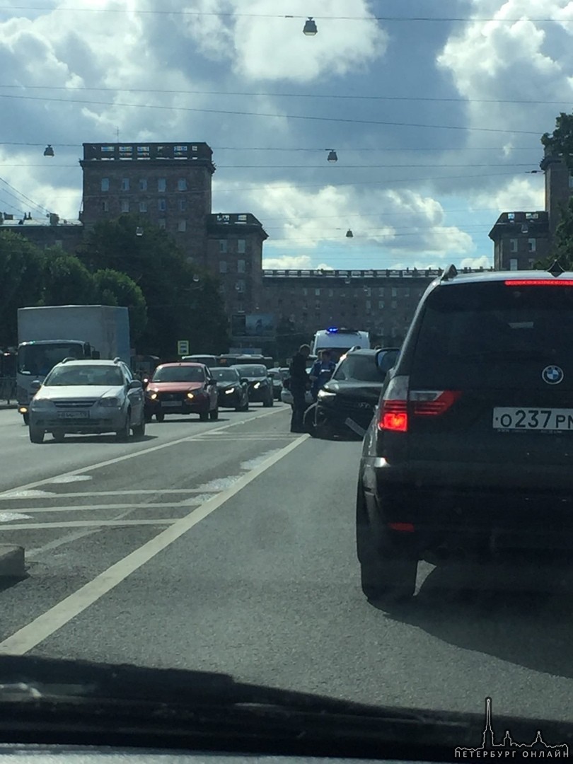 Массовое ДТП из 4-х автомобилей на проспекте Стачек напротив метро Кировский завод