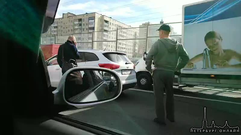 На съезде с Дунайского к Московскому шоссе водитель КИА Сид притерся с фурой Volvo