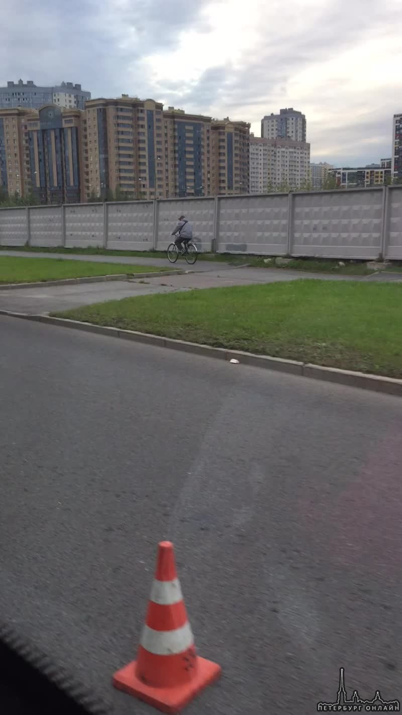 5 машин и велосипедист перед перекрёстком Мебельной с Яхтенной в сторону Шуваловского