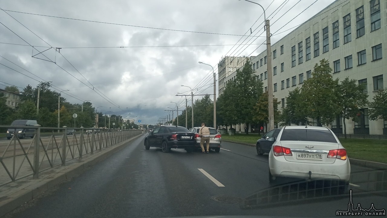 Ford и Volkswagen встали на Бухарестской в сторону м.Волковской у института кинотелевиденья.
