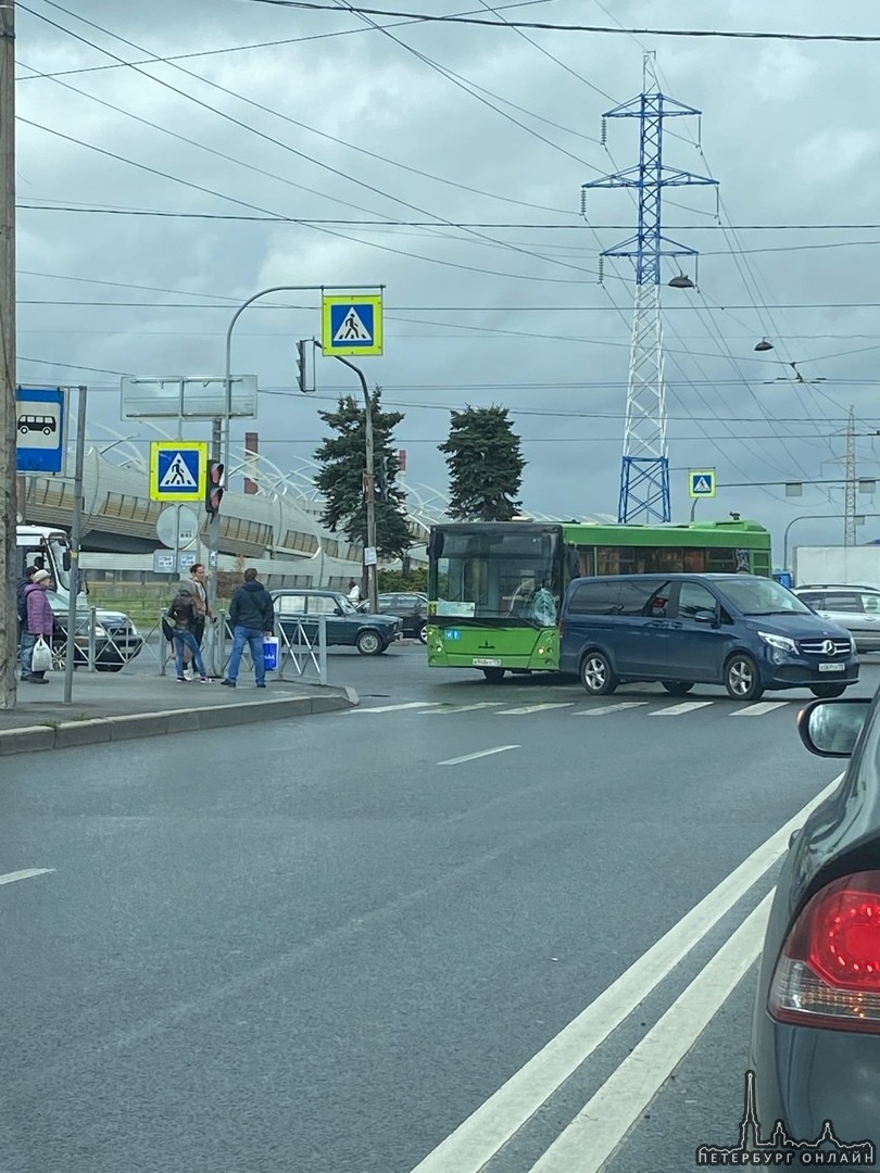На перекрёстке Ленинского и Кубинской автобус протаранил Mercedes, движение частично затруднено