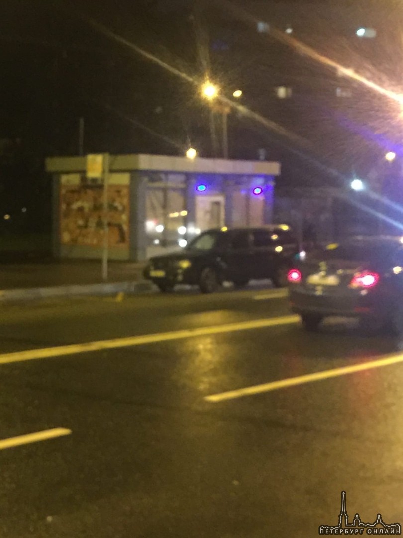 На перекрёстке улиц Есенина и Сикейроса машина сбила доставщика Яндекс.Еды.