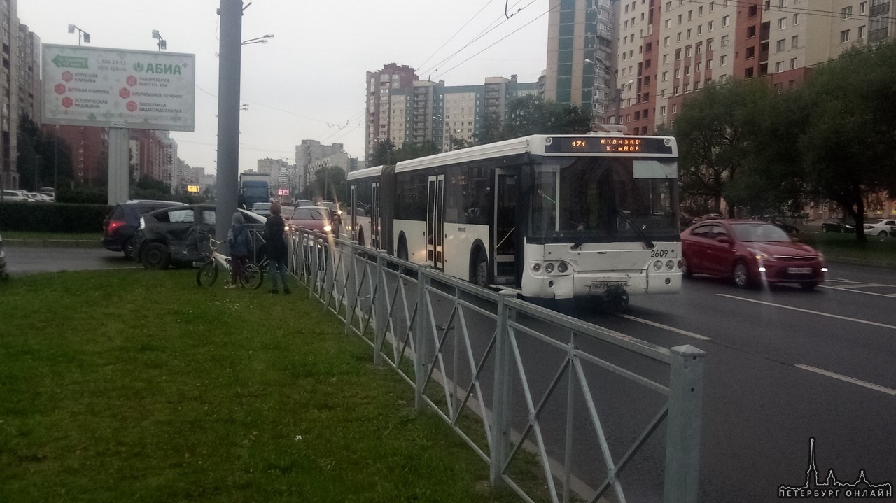 На Комендантском Проспекте Легковушка поворачивая налево во двор и не пропустила автобус на встречк...