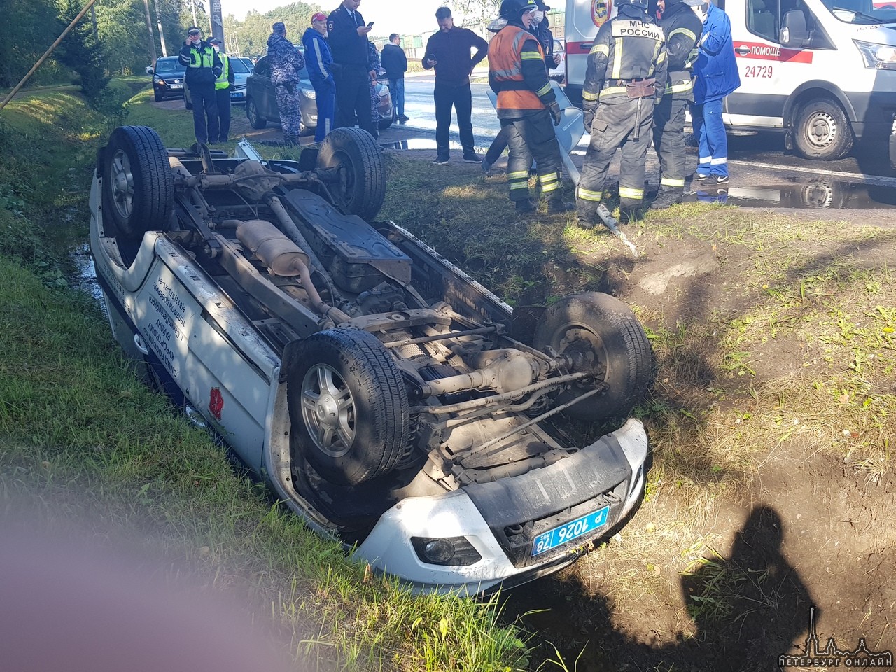 Еще фотографии к аварии в Зеленогорске, где полицейский УАЗ Патриот улетел в кювет и перевернулся. ...