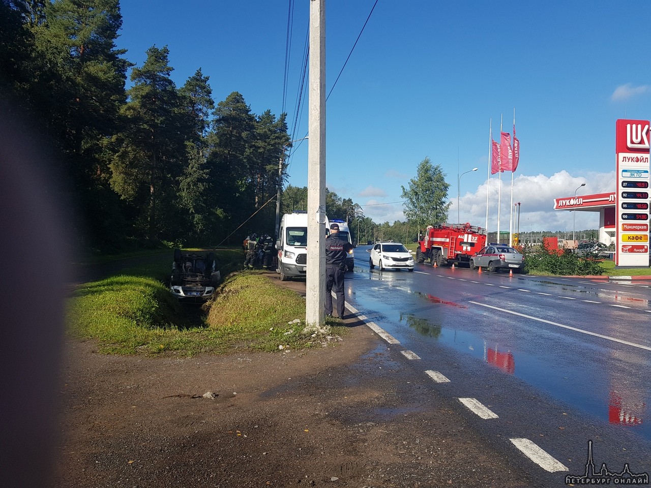 Еще фотографии к аварии в Зеленогорске, где полицейский УАЗ Патриот улетел в кювет и перевернулся. ...