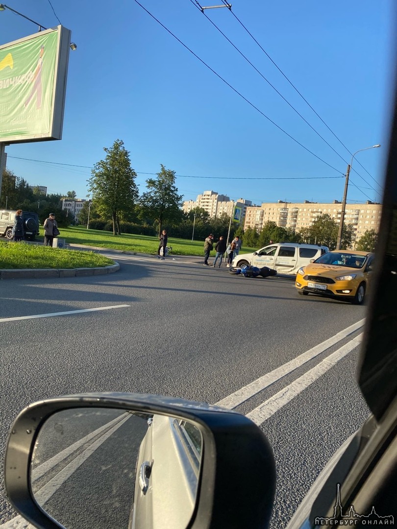 На Белы Куна в сторону Бухарестской улицы сбили мотоциклиста