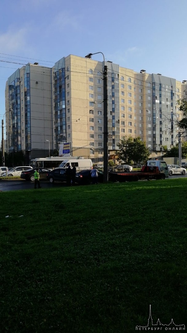 На проезжей части проспекта Косыгина, напротив 31, какой-то умник вчера припарковал свой эвакуатор ...