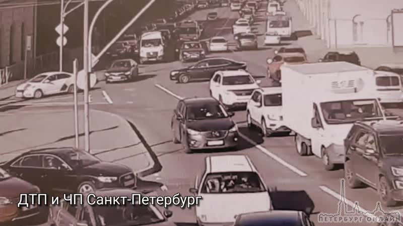 Skoda Октавия жёстко нарушила ПДД, повернув налево с Литейного моста к съезду на Пироговскую набереж...