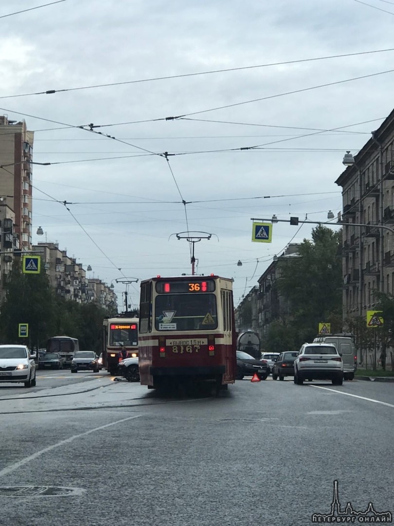 На Маршала Говорова из-за аварии на путях стоят уже 5 трамваев.