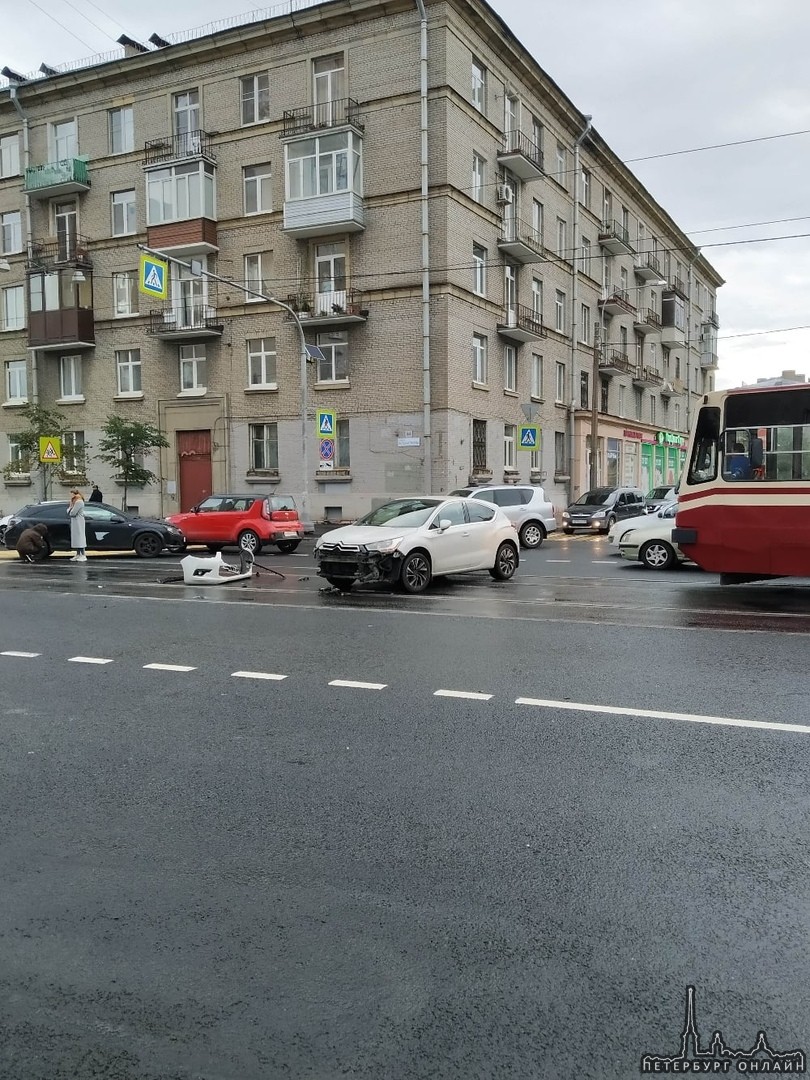 На Маршала Говорова из-за аварии на путях стоят уже 5 трамваев.