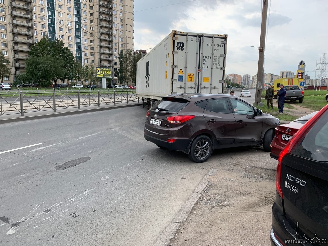 На улице Маршала Казакова полуприцеп отцепился от грузовика, перекрыв движение