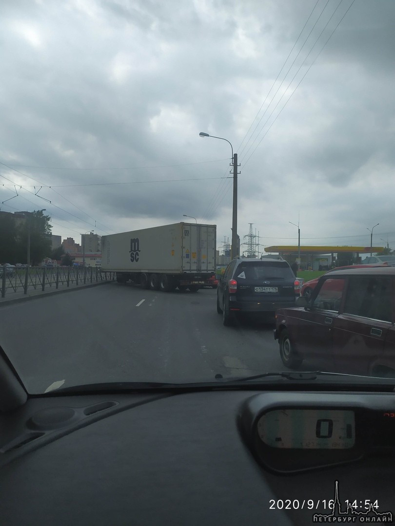 На улице Маршала Казакова полуприцеп отцепился от грузовика, перекрыв движение
