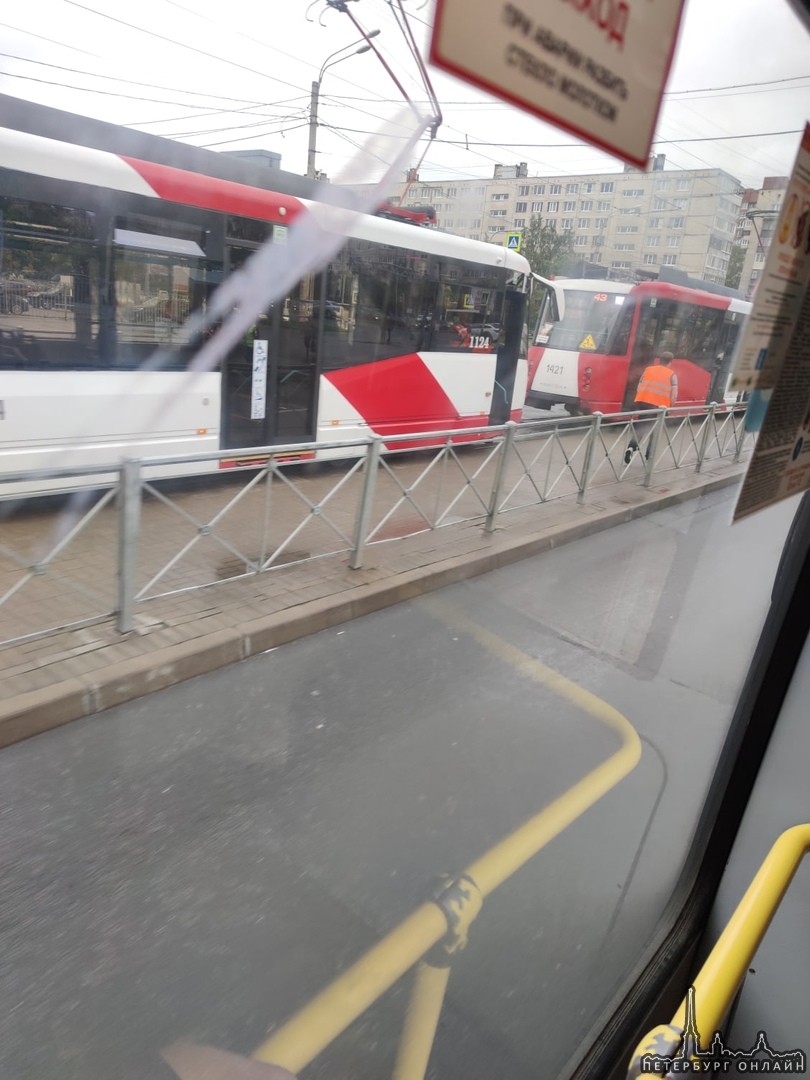 Встали трамваи на Купчинской улице в обе стороны из-за аварии на Дунайской проспекте
