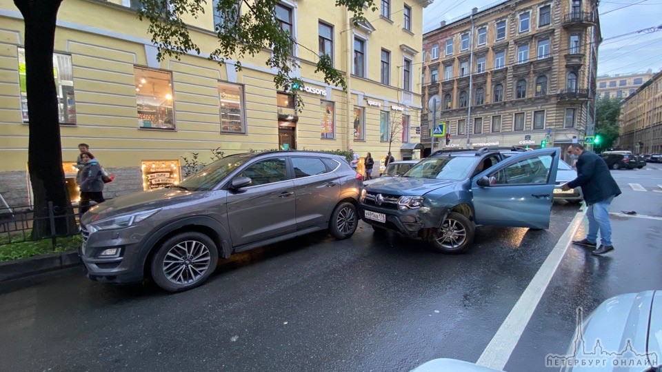 20 минут назад была авария на пересечении Загородного проспекта и Социалистической улицы Renault нар...