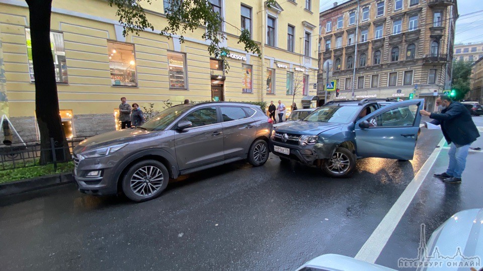 20 минут назад была авария на пересечении Загородного проспекта и Социалистической улицы Renault нар...