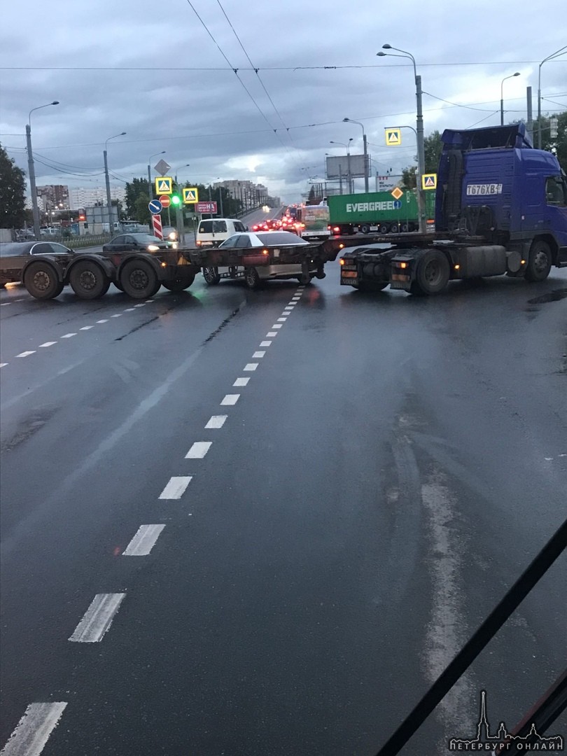 ДТП на перекрестке Маршала Жукова и дороги на Турухтанные острова в сторону Маршала Казакова. Объезд...