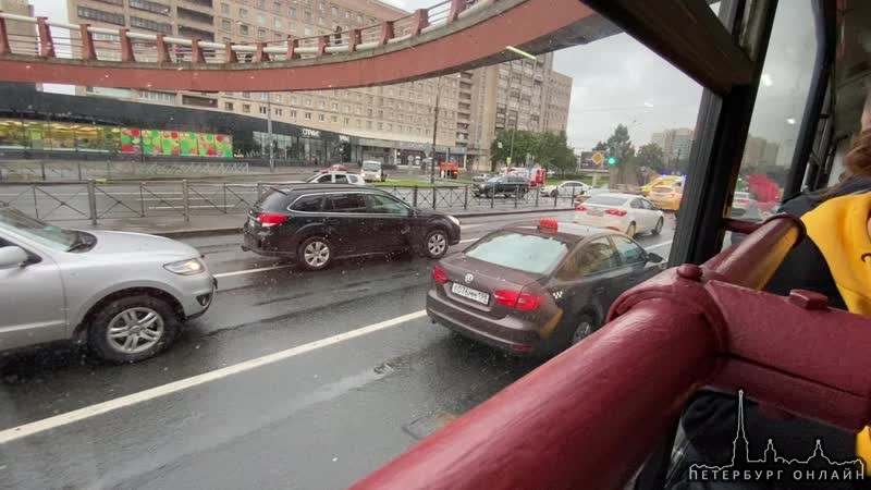Обычная авария на перекрёстке проспекта Славы и Белградской