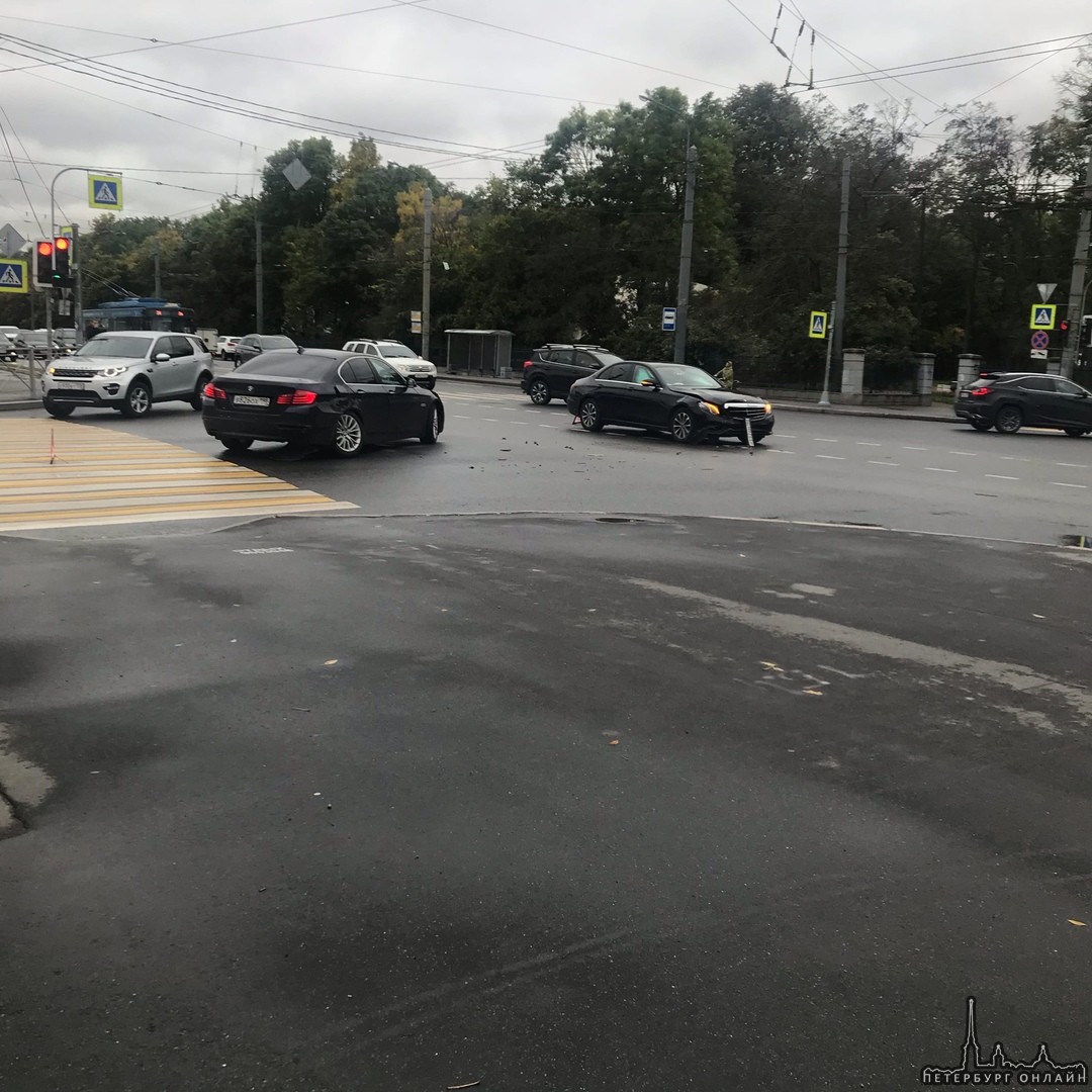 БМВ и Mercedes столкнулись на перекрестке Гагарина и Кузнецовской