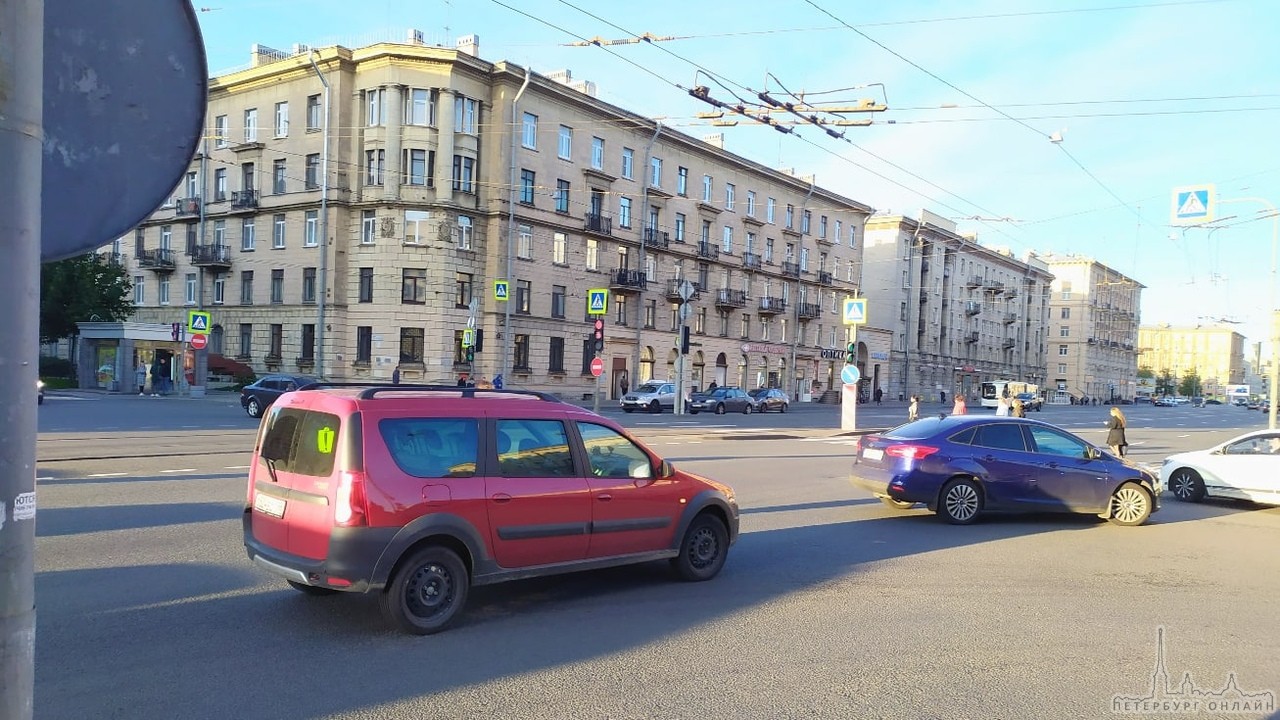 На перекрестке Заневского и Стахановцев Лада Ларгус и Ford Фокус не поделили дорогу, все целы.