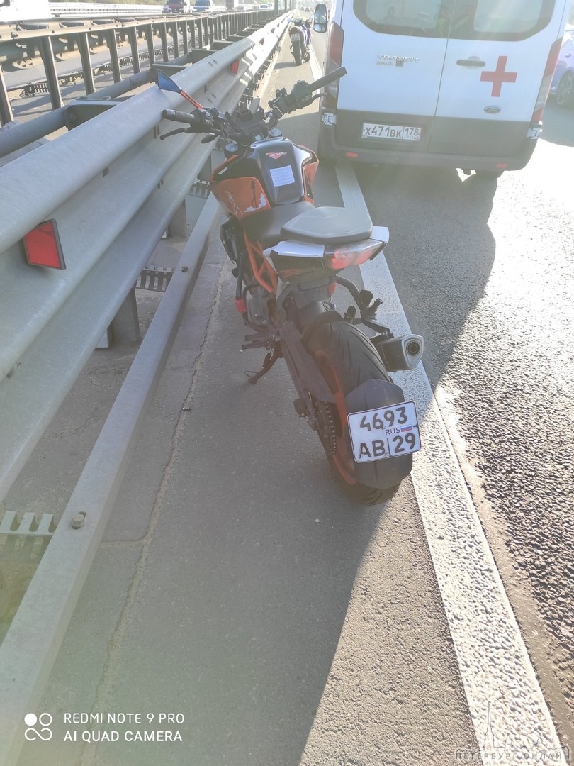 ДТП с мотоциклом перед вантовым мостом на внутренней стороне КАД. Мот КТМ оранжевый. Мотоциклист (ср...