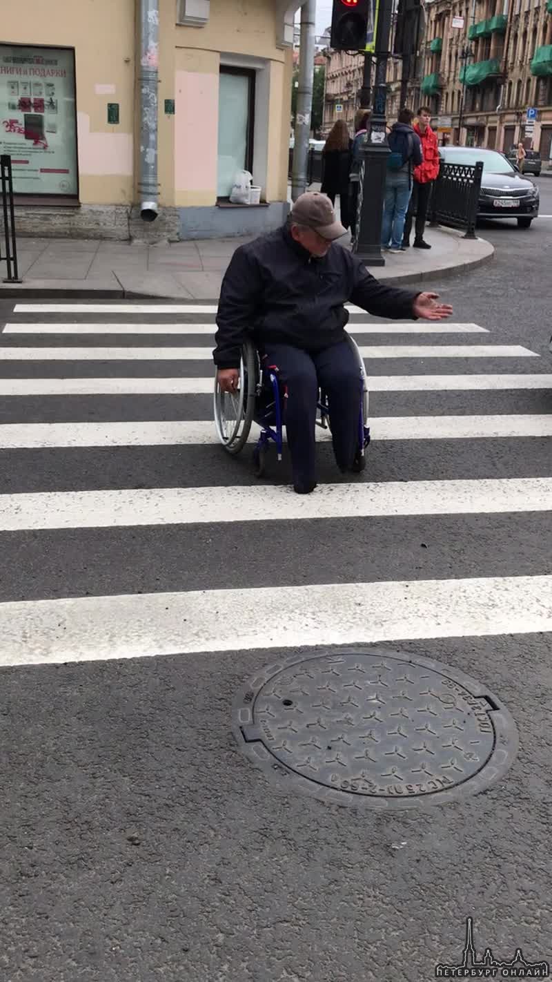 На углу Марата и Кузнечного переулка мужчина на инвалидной коляске преграждал путь автомобилям. Моти...