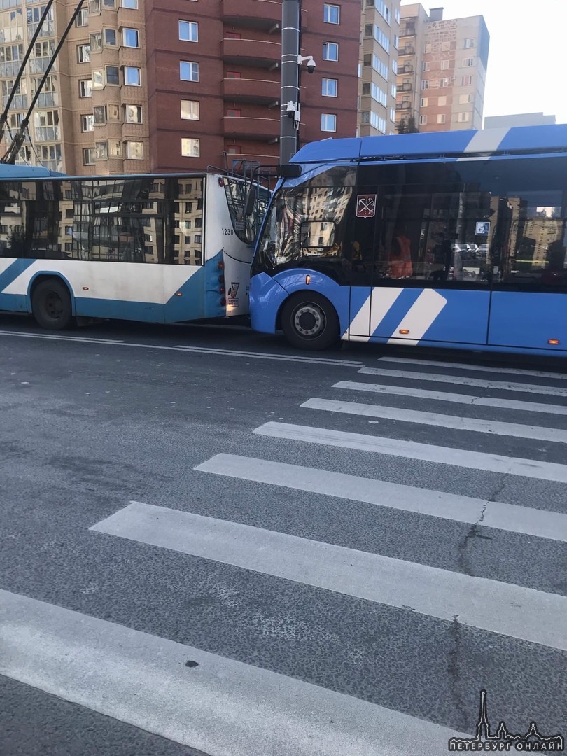 У перекрёстка Ленинского и Кузнецова, троллейбусы припарковались на остановке