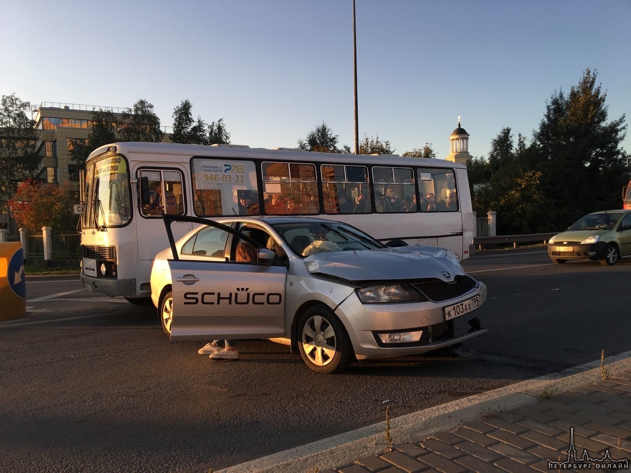 Авария на съезде с кольца на Руставели. Второй участник через встречку ушёл в кювет.