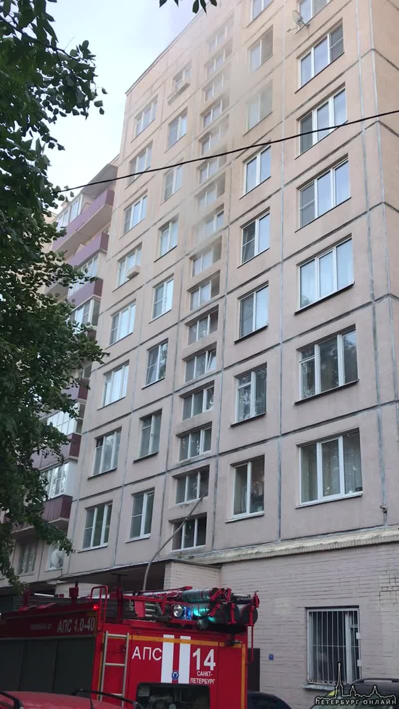 На проспекте Юрия Гагарина горит квартира в доме