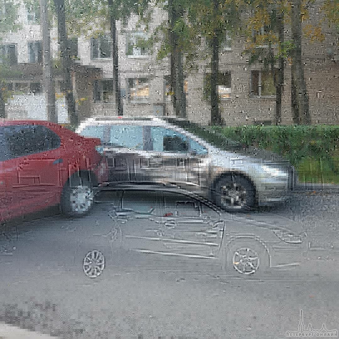 На Лётчика Пилютова у дома 34к2 Logan и Peugeot смогли устроить ДТП, перегородив проезд полностью.