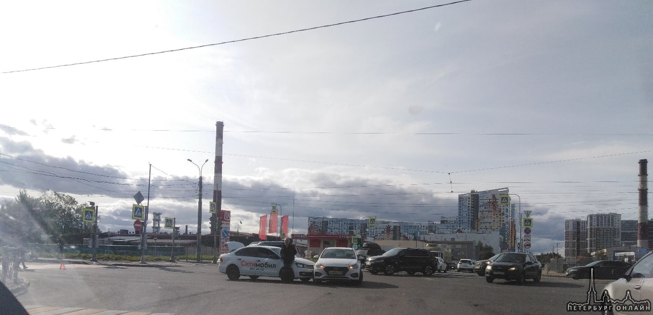ДТП на перекрёстке Дальневосточного и Крыленко, в сторону Дыбенко, между Фольксвагеном и Hyundai.