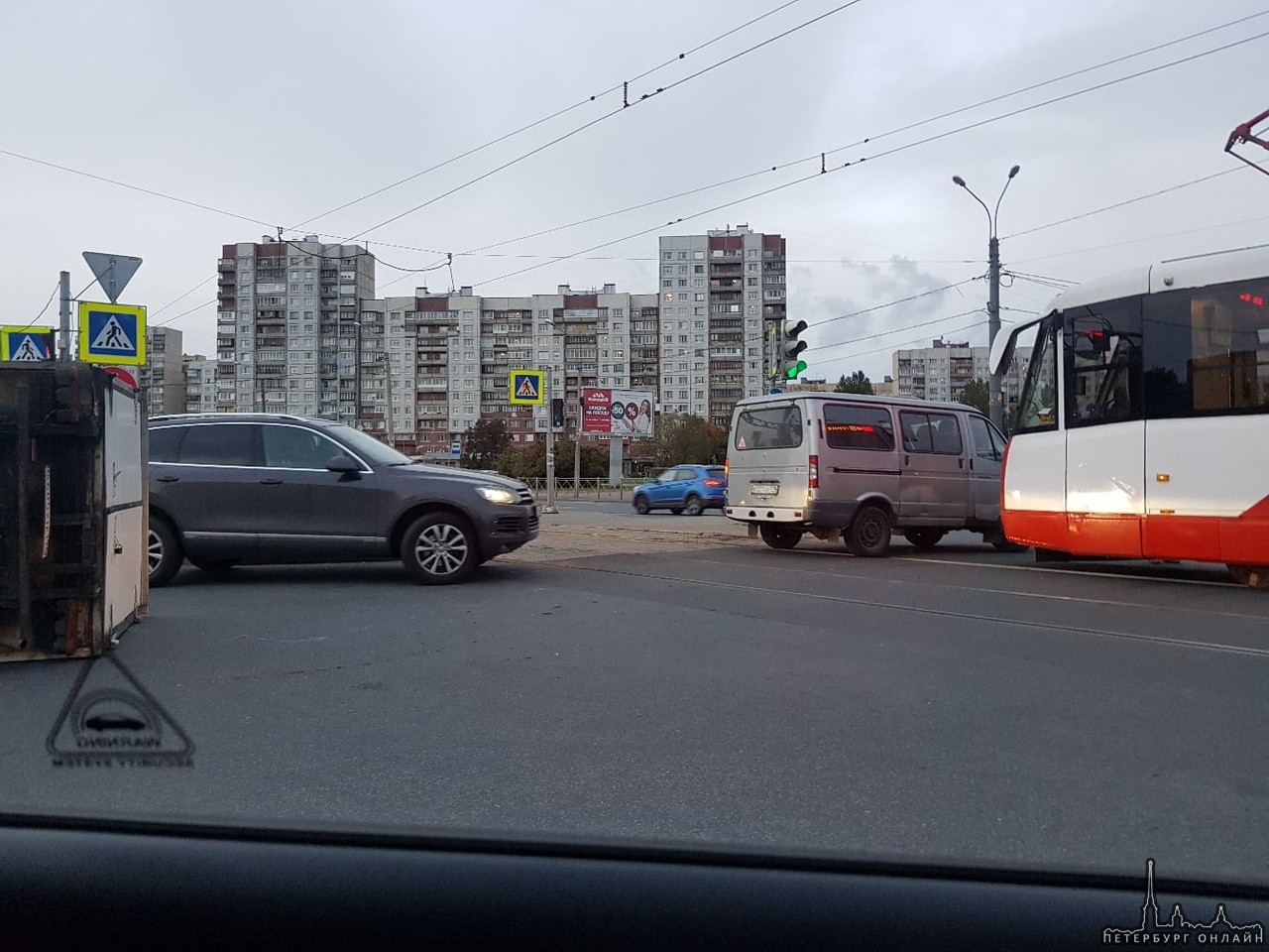 На перекрёстке Дунайского и Бухарестской, грузовичок споткнулся об трамвай и прилёг отдохнуть. Все ...