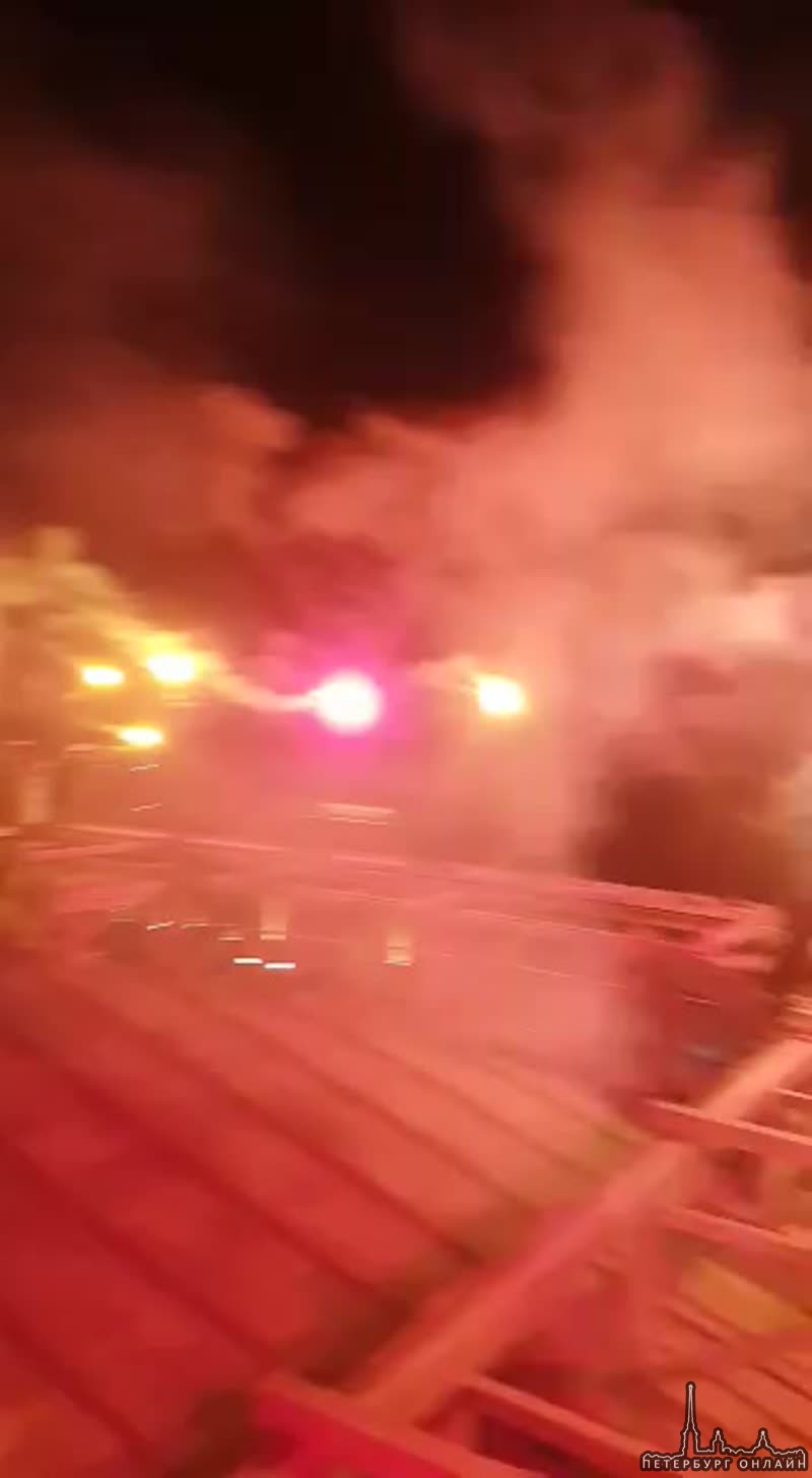 Руферы зажгли фаеры на крыше здания станции метро Невский проспект.