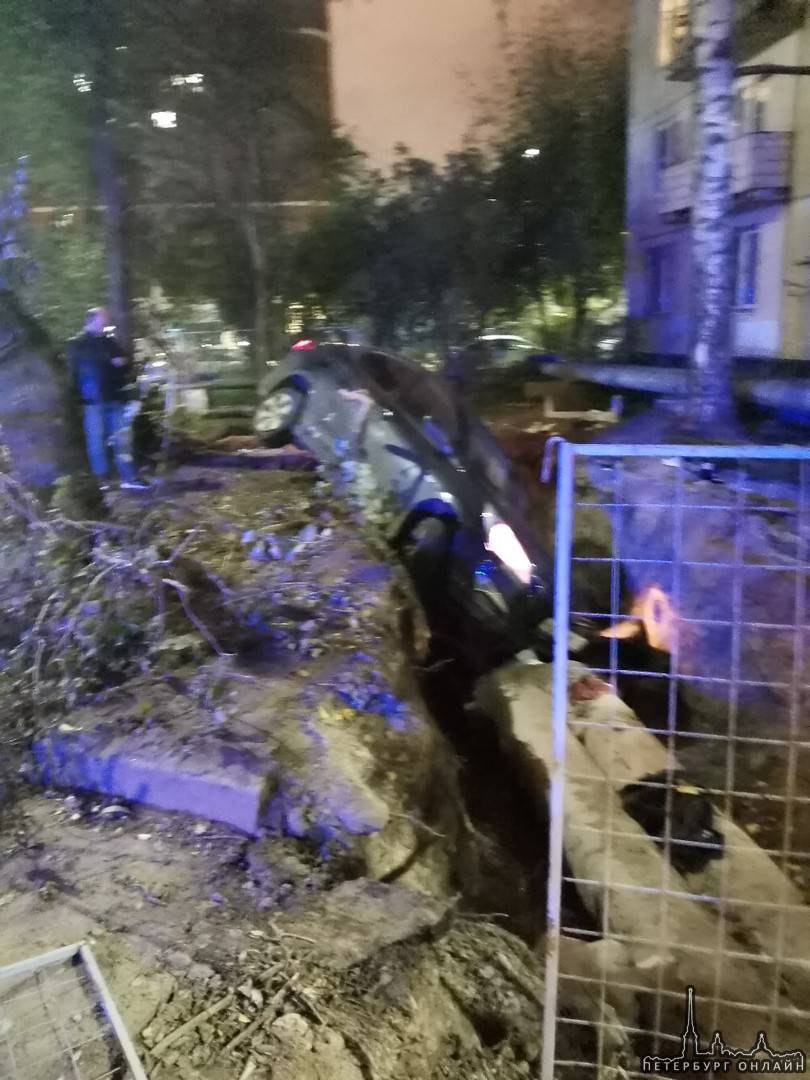 Вчера вечером на гражданском проспекте 107, пьяный заехал на чужой машине в яму, где проводились р...