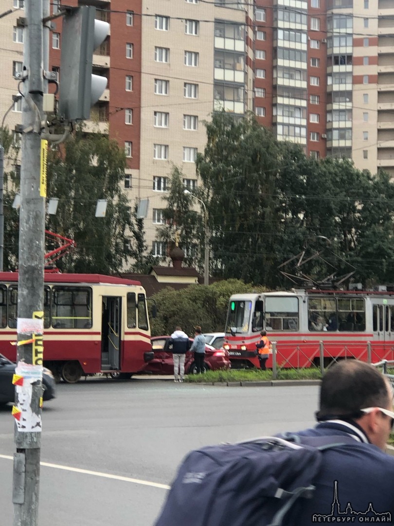 На перекрёстке улицы Коллонтай и Клочкова переулка красный трамвай смял красный Renault
