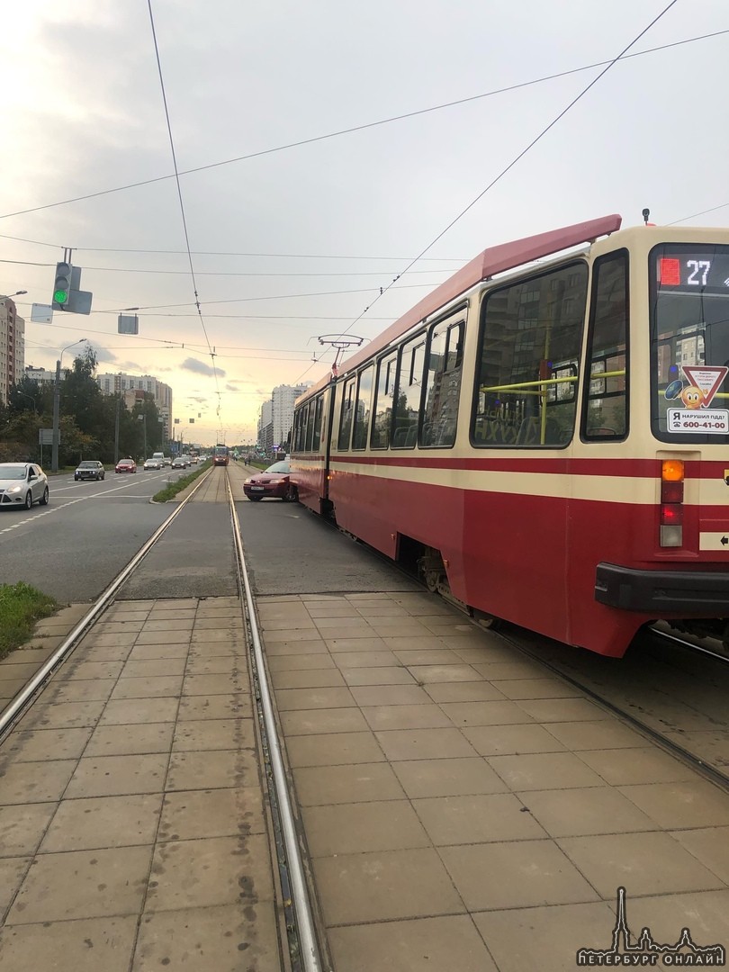 На перекрёстке улицы Коллонтай и Клочкова переулка красный трамвай смял красный Renault