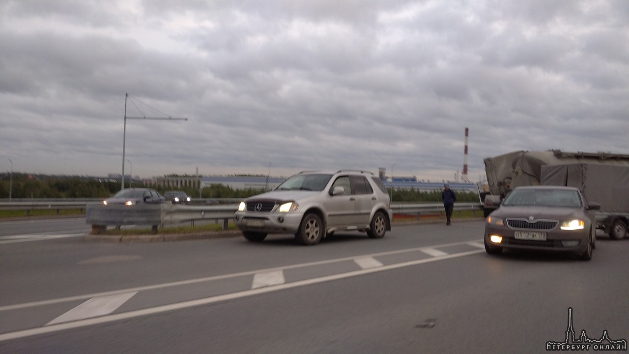 Дтп на выезде из города на Энгельса/Новоприозерке. Цементовоз и несколько легковых машин. Перекрыли ...