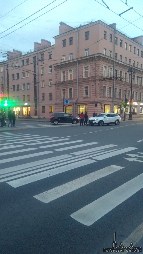 Водитель Креты перепутал зелёную стрелку направо с основным зелёным и поехал прямо по Полтавской на ...