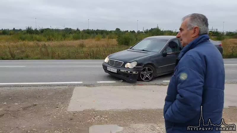 На Муринской дороге, Mercedes, поворачивая налево, сбил попутного мотоциклиста