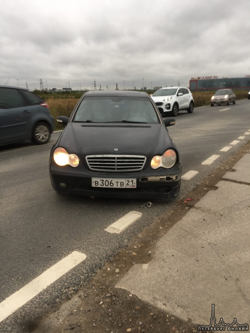 На Муринской дороге, Mercedes, поворачивая налево, сбил попутного мотоциклиста