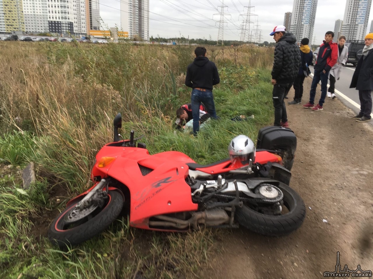 На Муринской дороге, Mercedes, поворачивая налево, сбил попутного мотоциклиста