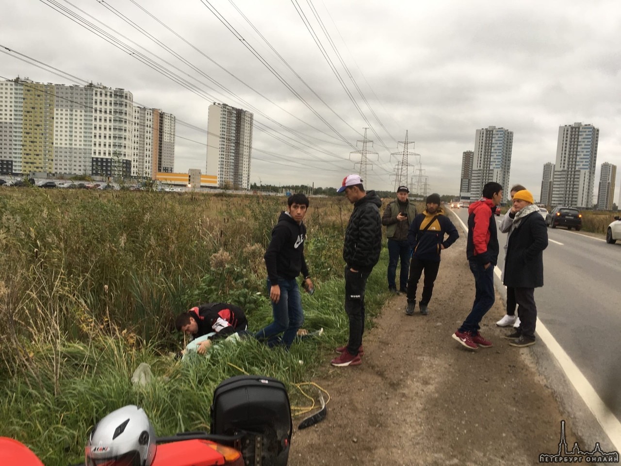 На Муринской дороге, Mercedes, поворачивая налево, сбил попутного мотоциклиста