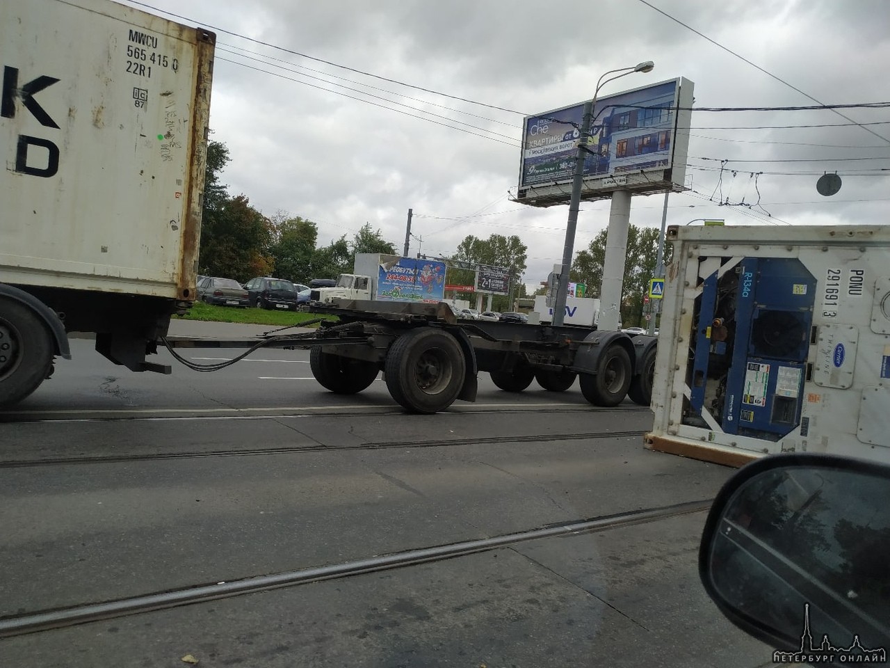 На перекрестке Витебского и Благодатной, контейнер нарушил "планы" трамваев. Стоят в обе стороны!